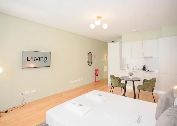 Liiiving In - Historic Clerigos *